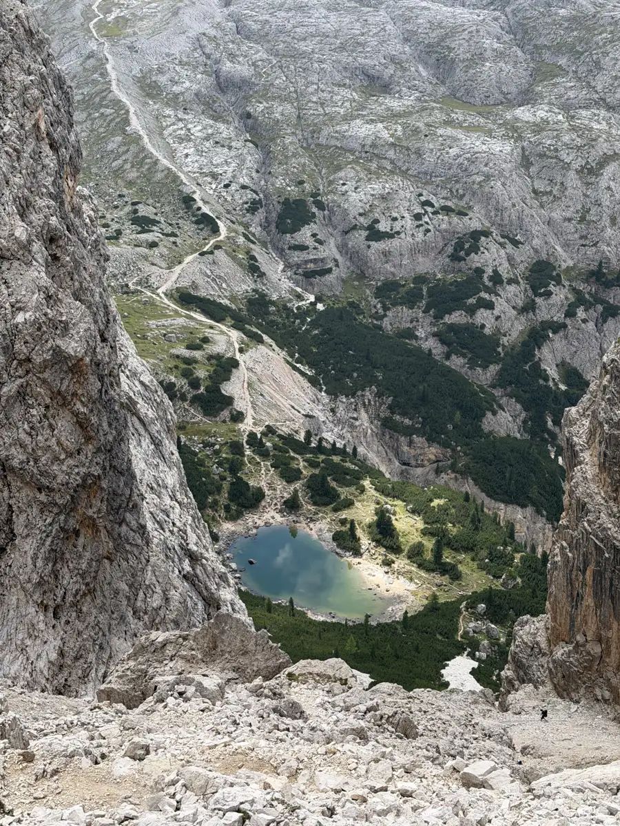 Lago alpino visto dall'alto tra le pareti di roccia delle Dolomiti