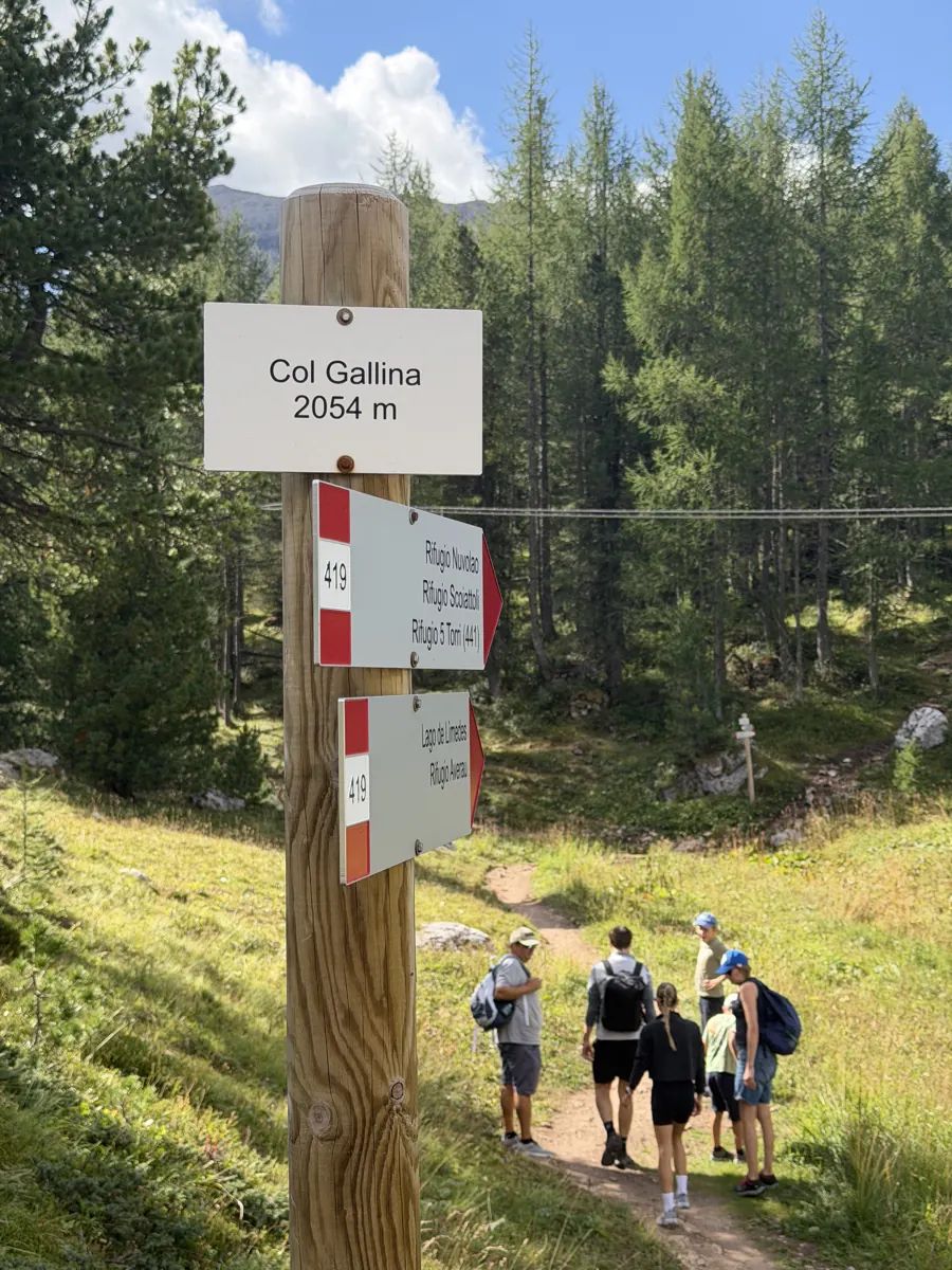 Cartello del sentiero a Col Gallina, 2054 metri