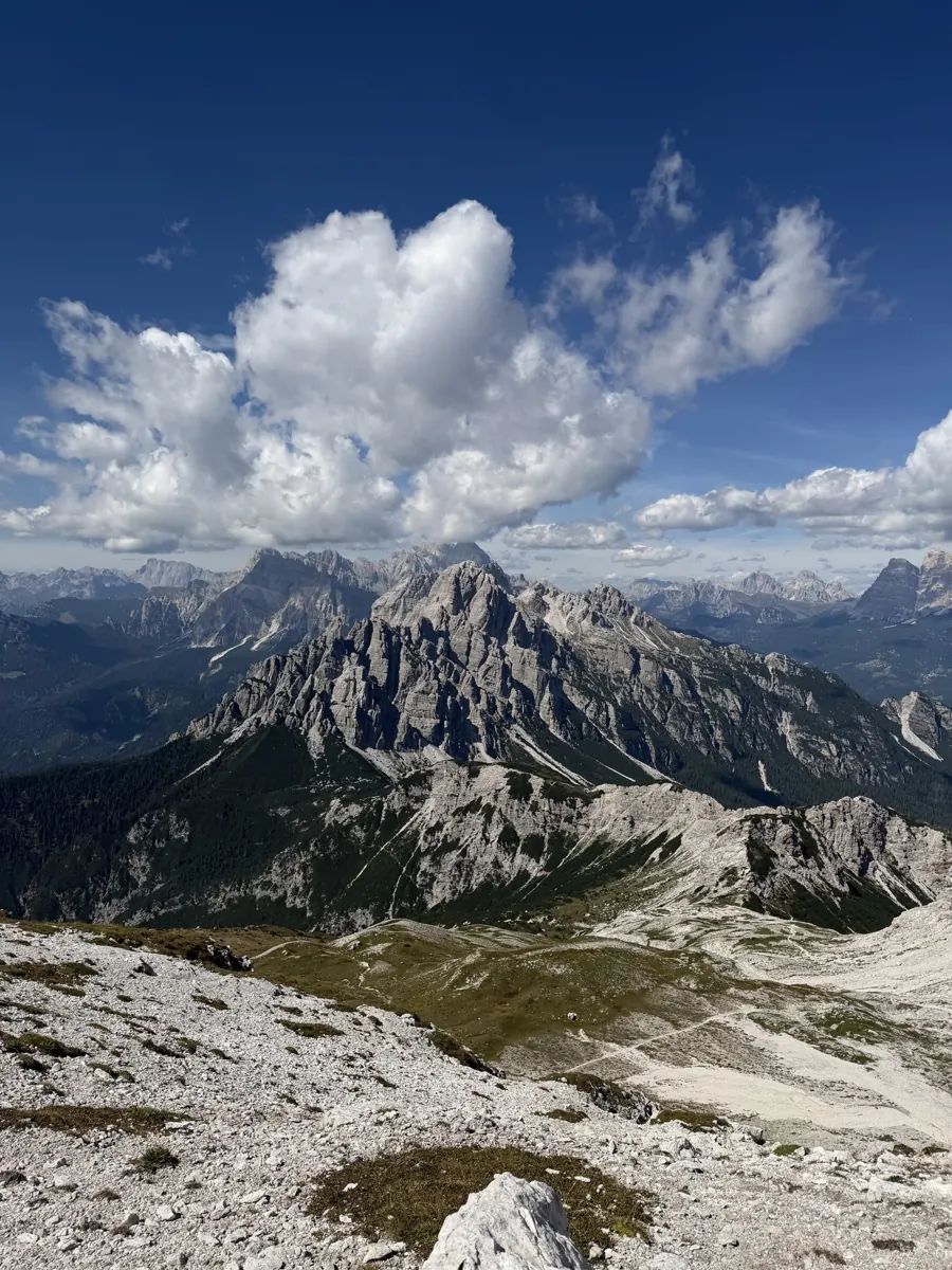 Panorama delle Dolomiti con nuvole sopra le cime