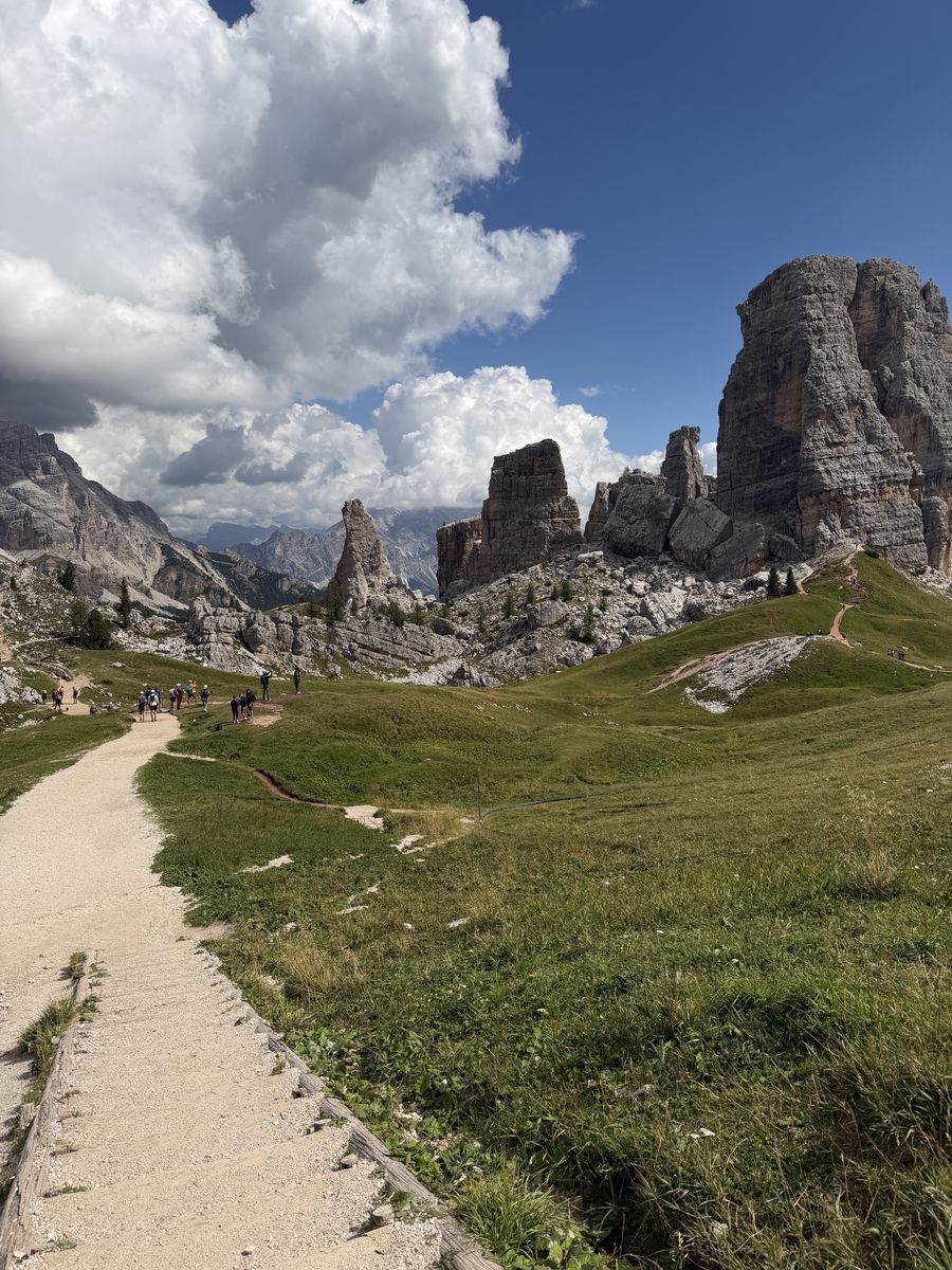 Sentiero tra i prati verso le Cinque Torri