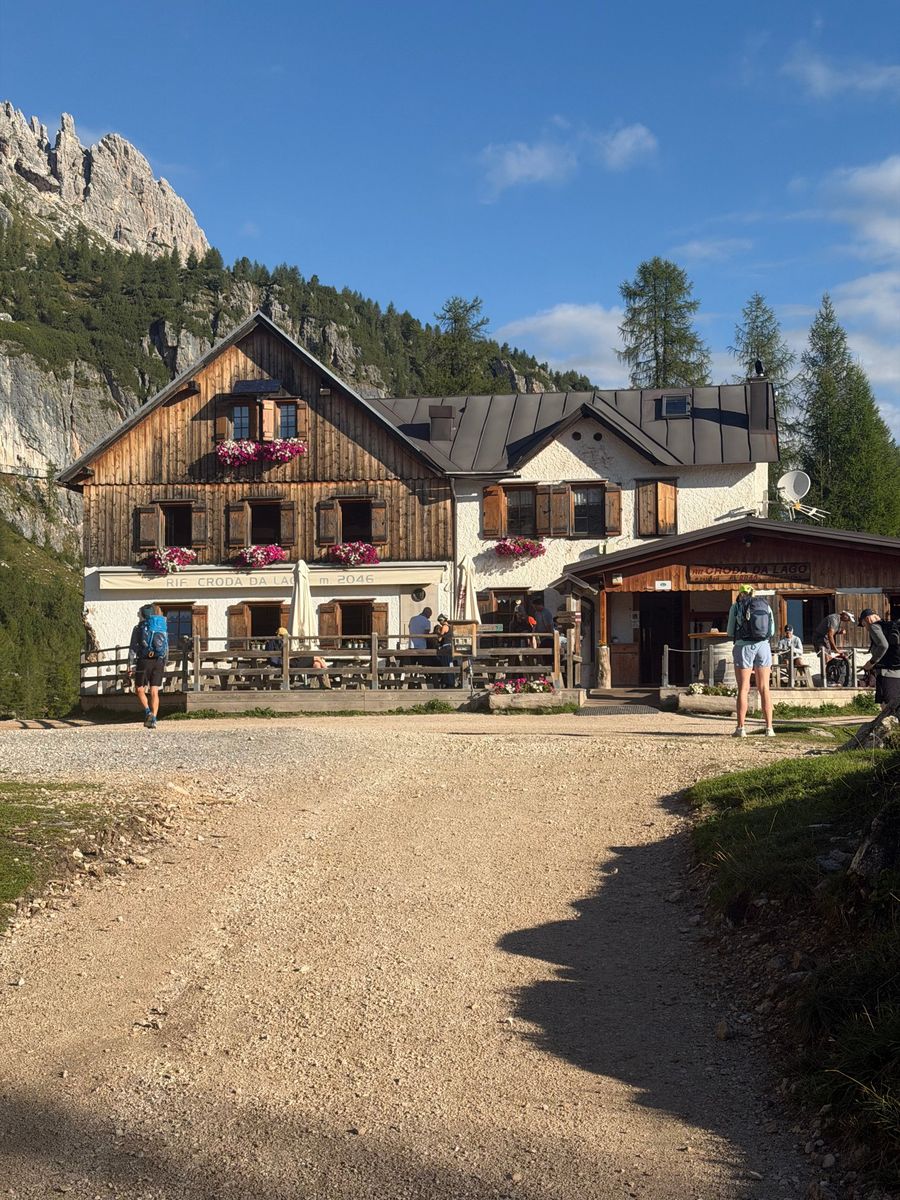 Rifugio Croda da Lago a 2046 metri, con le cime alle spalle