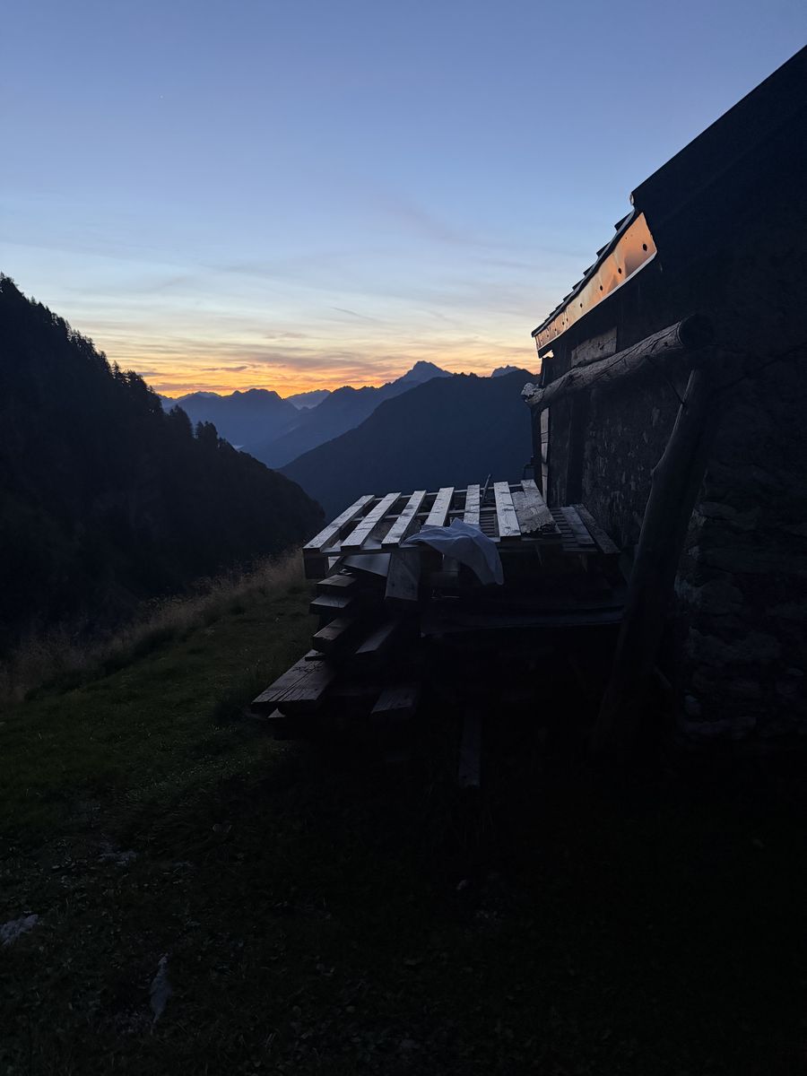 Tramonto sulle montagne visto da un rifugio